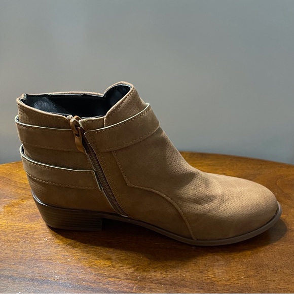 Yasirun Brown Crossover Ankle Boots - Picture 7 of 7